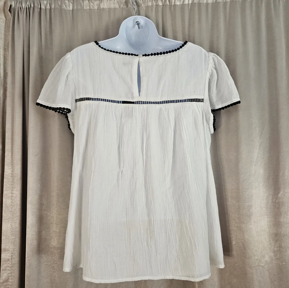 NWT Crown & Ivy white embroidered floral blouse top Womens Medium - Picture 4 of 8